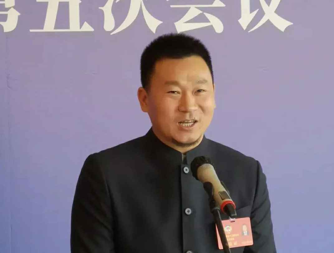 202204221343.jpg 为进一步展示市政协团结、民主、开放、自信的形象,向市民和网友展示政协委员的履职风采,中山市政协十二届五次会议在2月4日上午开幕前开设“委员通道”,市政协委员、开云手机官方版页面登录入口-开云(中国)公司总经理陈朝阳走进“委员通道”,回应社会关切的问题。他就如何做好城市应急管理规划的问题进行发言,并回答记者提问。.jpg